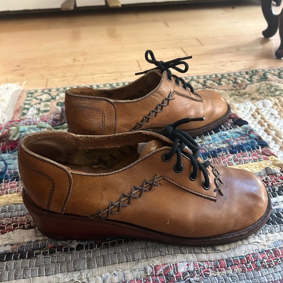 Vintage 70s Tan Leather Women's Flats - Picture 4 of 16